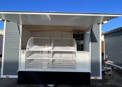 3,5x2 Classic büfékocsi gyártás lambéria borítással imbisswagen food truck trailer réteskocsi szemből