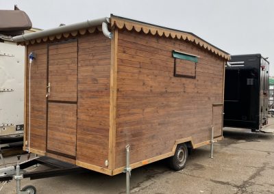 4 x 2 méteres Classic büfékocsi , food truck imbiswagen lambéri borítással kívülről
