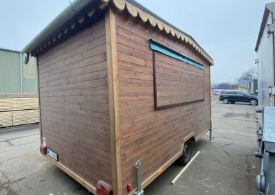 4 x 2 méteres Classic büfékocsi , food truck imbiswagen lambéri borítással kívülről
