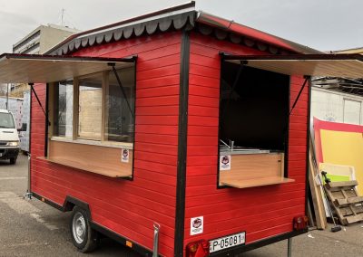 4 x 2 méteres Classic bordó színbenbüfékocsi , food truck imbiswagen lambéri borítással kívülről nyitva