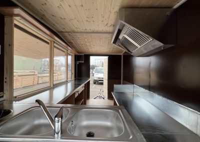 4 x 2 méteres Classic bordó színbenbüfékocsi , food truck imbiswagen lambéri borítással belseje