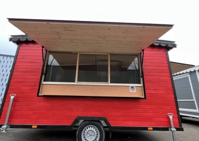 4 x 2 méteres Classic bordó színbenbüfékocsi , food truck imbiswagen lambéri borítással szemből