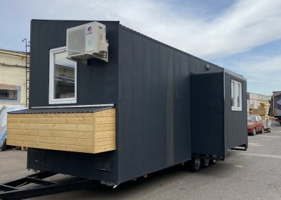 8 x 2,5 méteres miniház wood house imbiswagen comfort food truck büfékocsi szemből klímás
