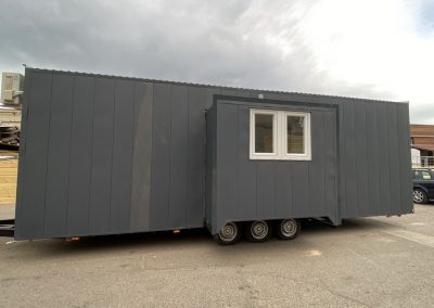 8 x 2,5 méteres miniház wood house imbiswagen comfort food truck büfékocsi szemből extra