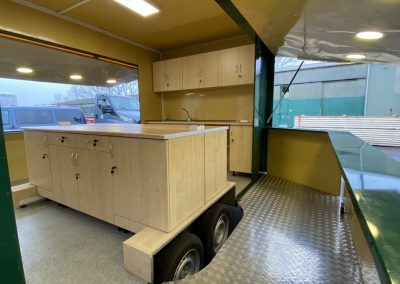 Compact Liner 2 oldara nyíló food truck imbisswagen belső