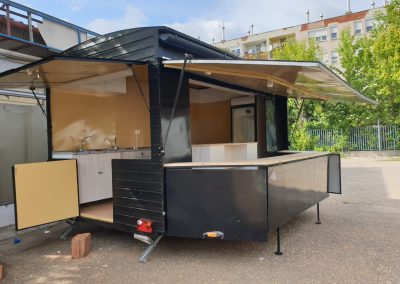 Compact Liner Food Truck Büfékocsi imbisswagen trailer fekete black kinyitva