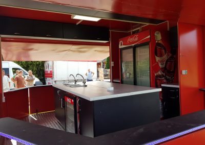 Compact Liner Food Truck Büfékocsi imbisswagen trailer red-piros kivülről 2 oldara nyíló berendezve
