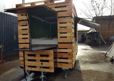 Wood Food Truck Raklap Büfékocsi kivül